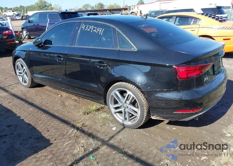 2018 Audi A3 2.0T Premium/2.0T Tech Premium z USA, uszkodzony, nr VIN WAUAUGFF0J1023235